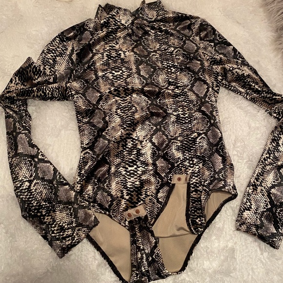Fashion Nova Tops - Snakeskin Fashion Nova velvet bodysuit, medium.